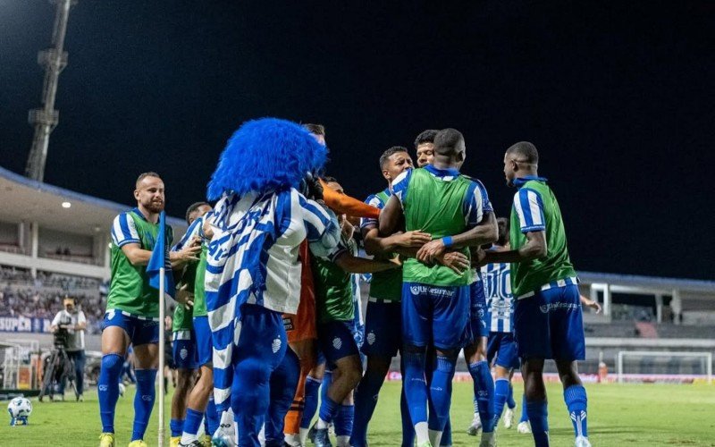 Jogadores do CSA comemoram a virada nos minutos finais da partida | abc+