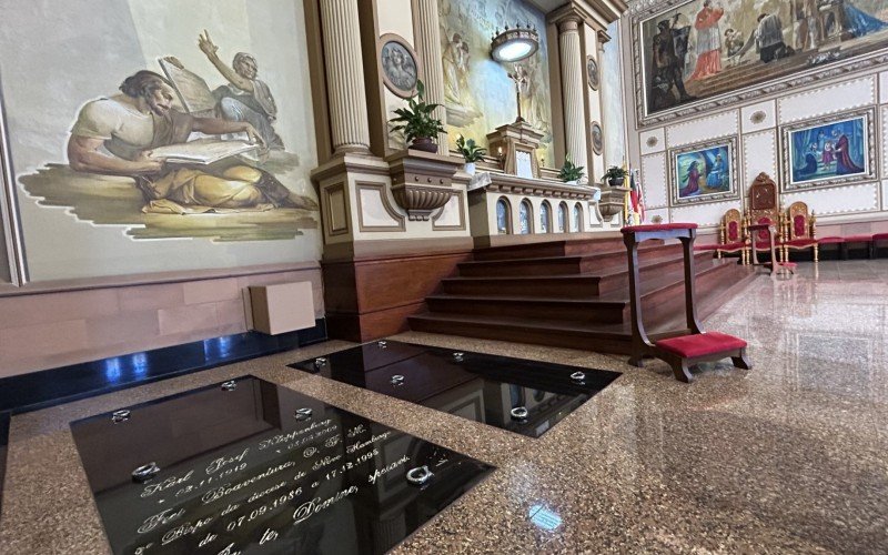 Túmulo onde Dom Zeno será sepultado já está pronto e fica ao lado do espaço em que está o corpo de Dom Carlos José Boaventura Kloppenburg, primeiro bispo da diocese sepultado dentro da catedral