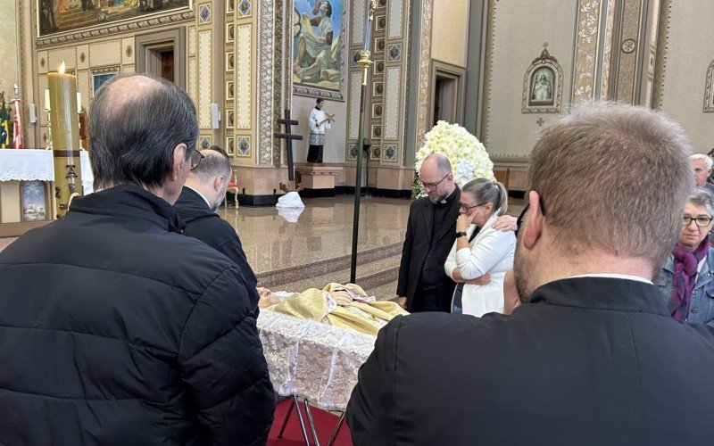 O corpo de Dom Zeno é velado na Catedral São Luiz Gonzaga, no Centro de Novo Hamburgo | abc+
