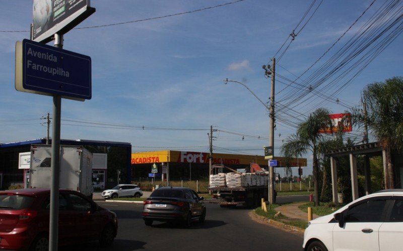 Tráfego no entorno da rótula entre a Rua Aurora e Avenida Farroupilha continua complicado, segundo motoristas e moradores do local