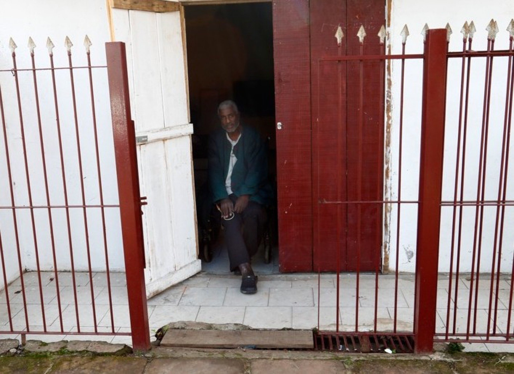 "Eu estava pronto para morrer", diz cadeirante ao lembrar da água subindo no pátio de casa