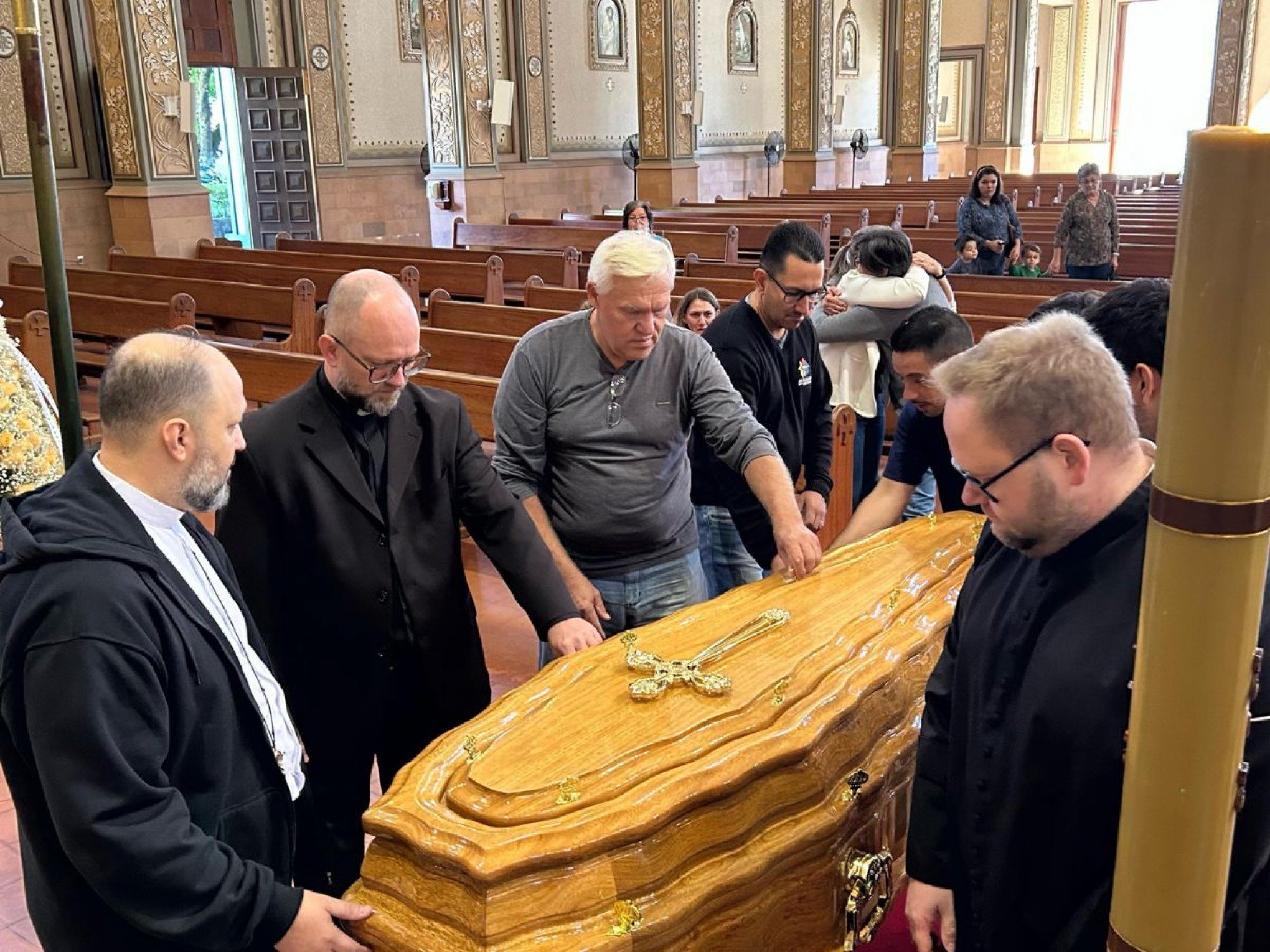 Corpo de Dom Zeno, bispo emérito da Diocese de Novo Hamburgo, chega à Catedral São Luiz Gonzaga e velório é aberto ao público