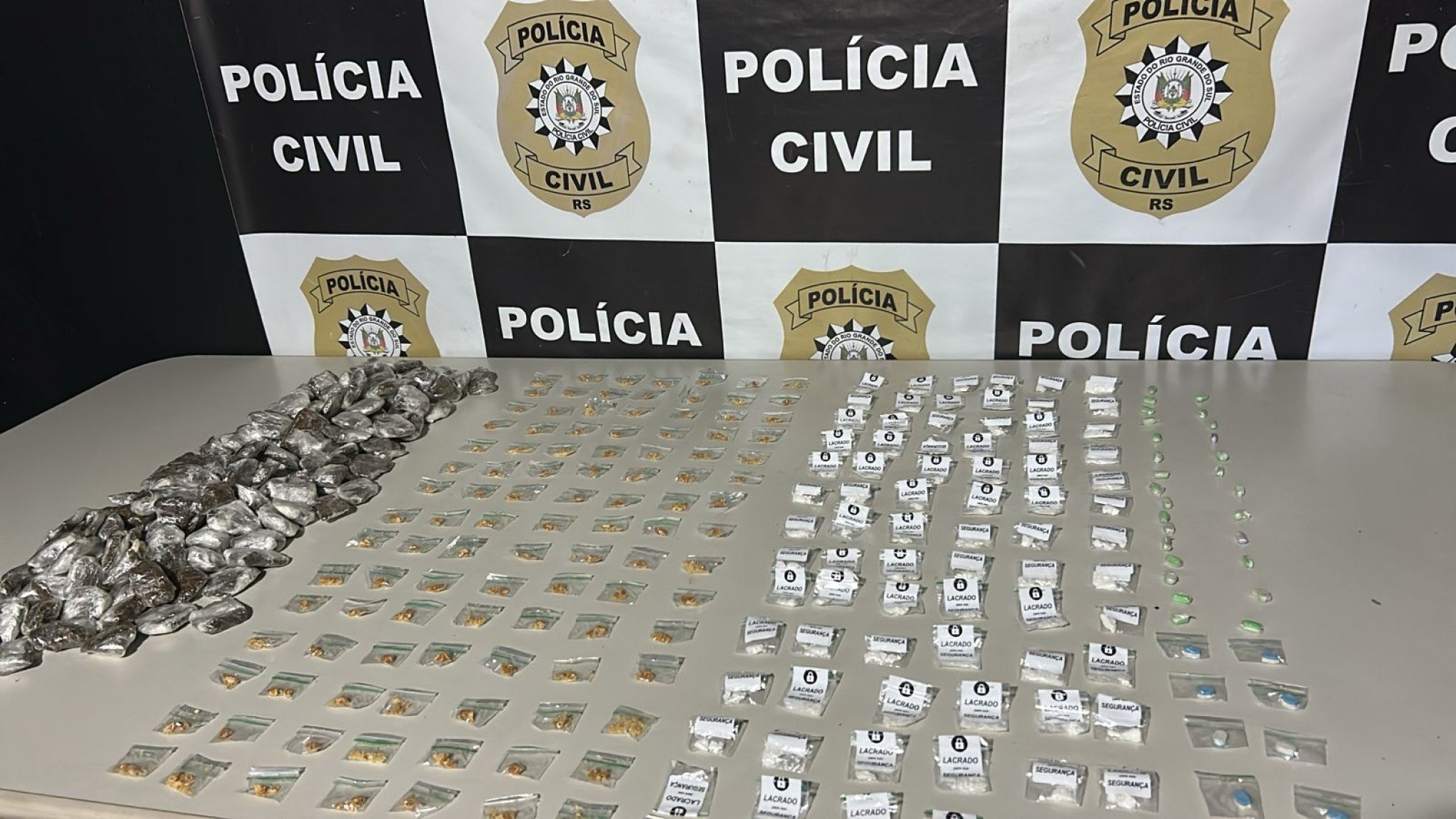Polícia apreende drogas próximo de escola em Gramado e prende suspeito de tráfico