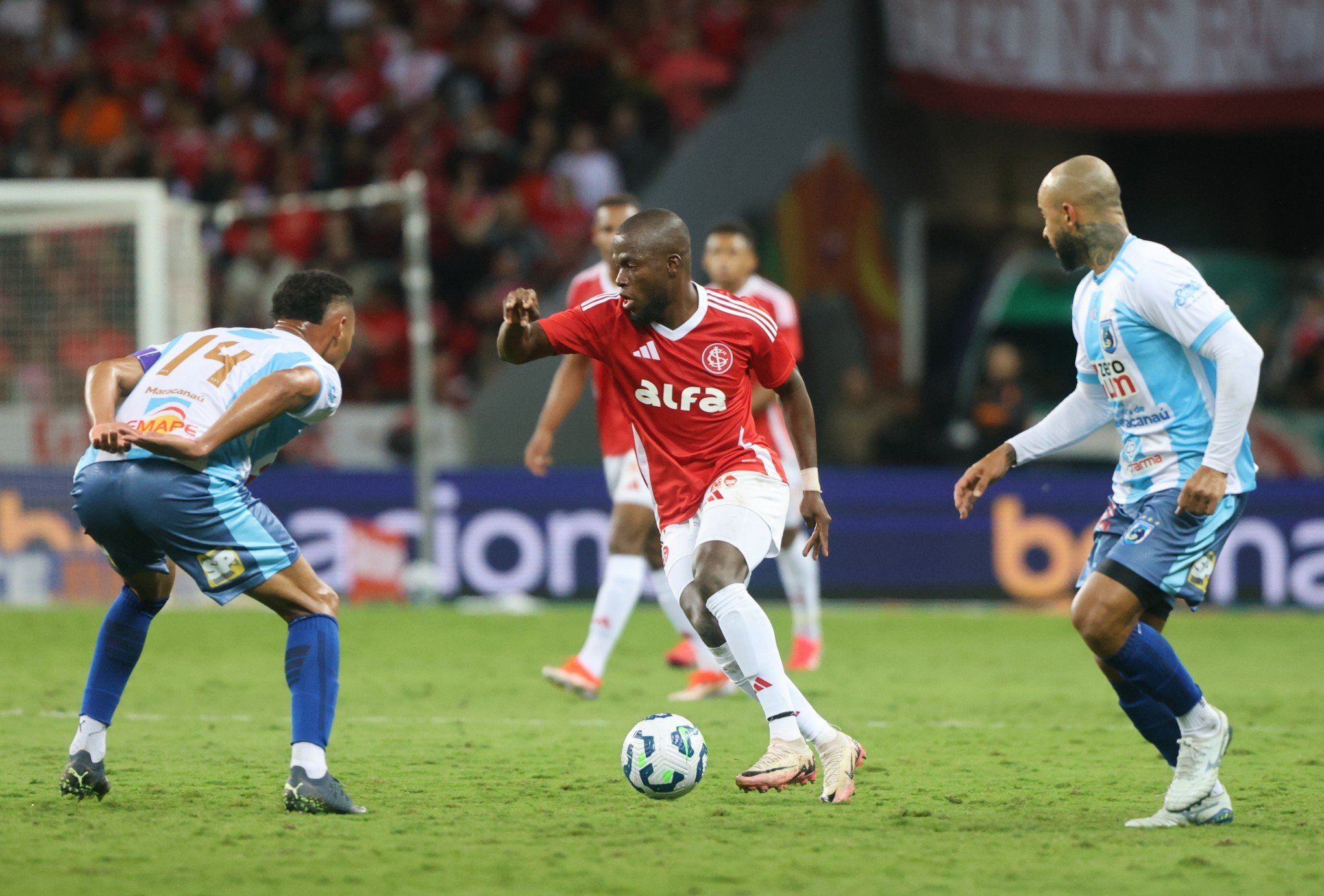 Roger Machado sai em defesa do atacante Enner Valencia