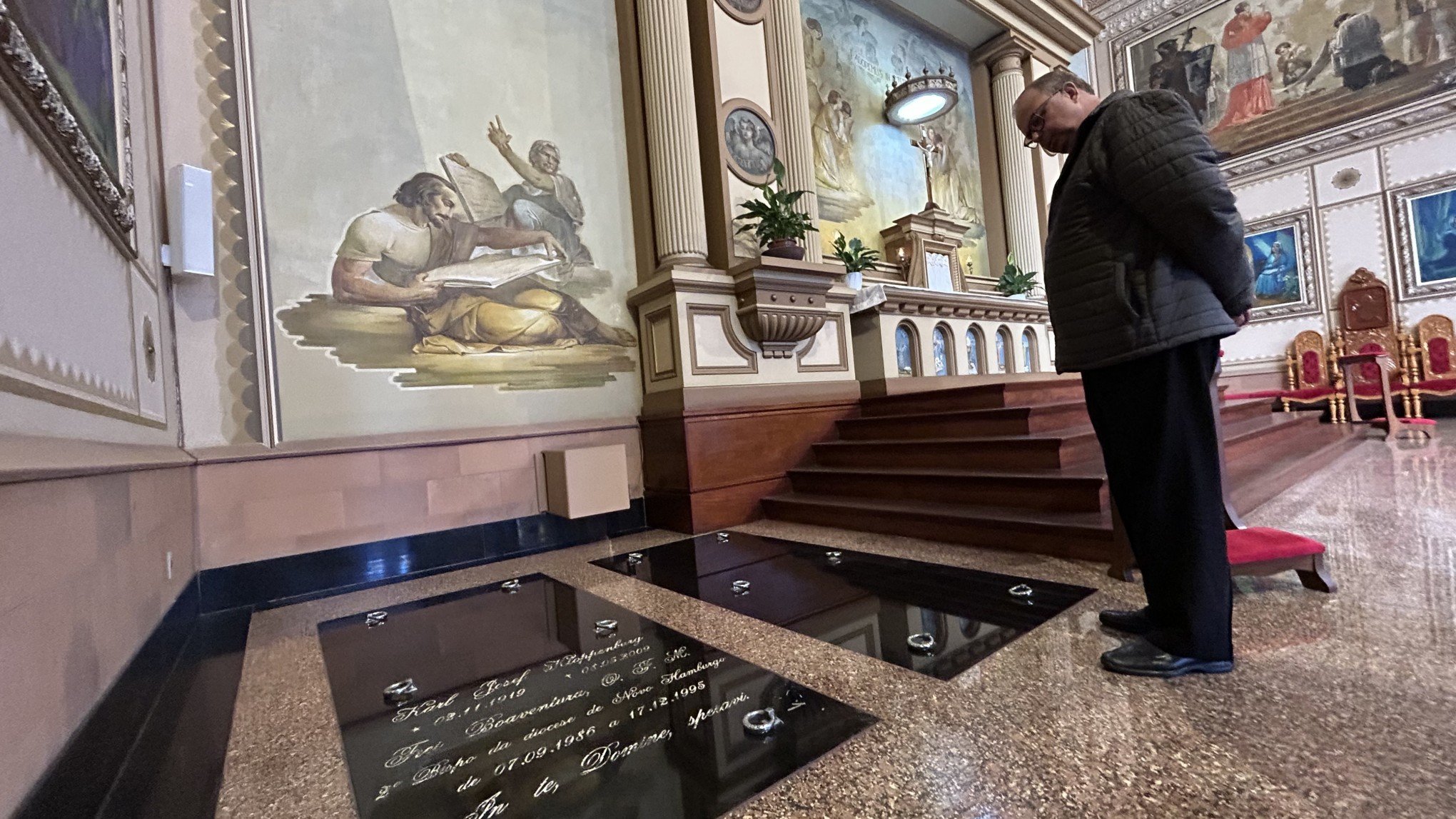 Corpo de bispo emérito será sepultado no altar da catedral de Novo Hamburgo; entenda tradição da Igreja Católica