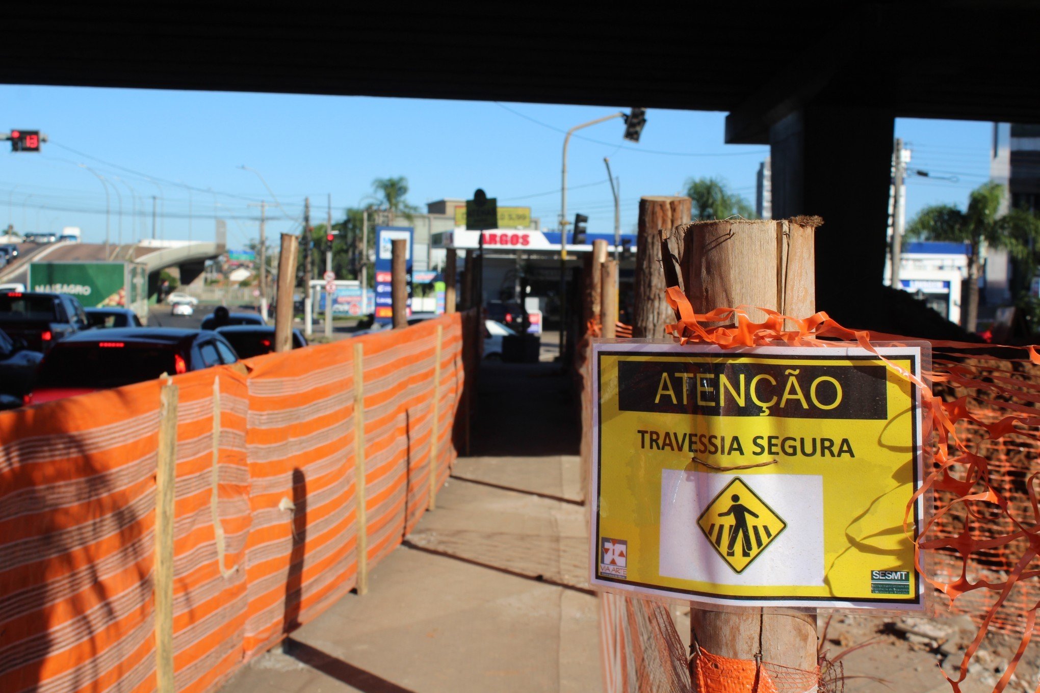 Agora existe uma "travessia segura" para quem passa a pé sob o viaduto da Metrovel