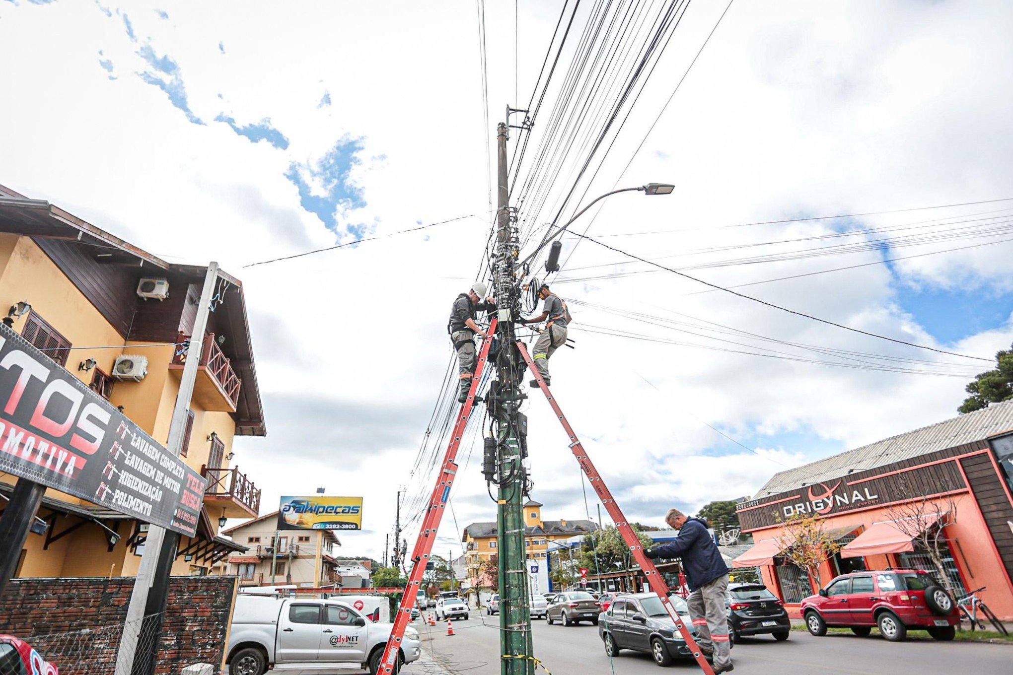 Maior volume de fios inativos é retirado de postes de Canela na quarta etapa de operação