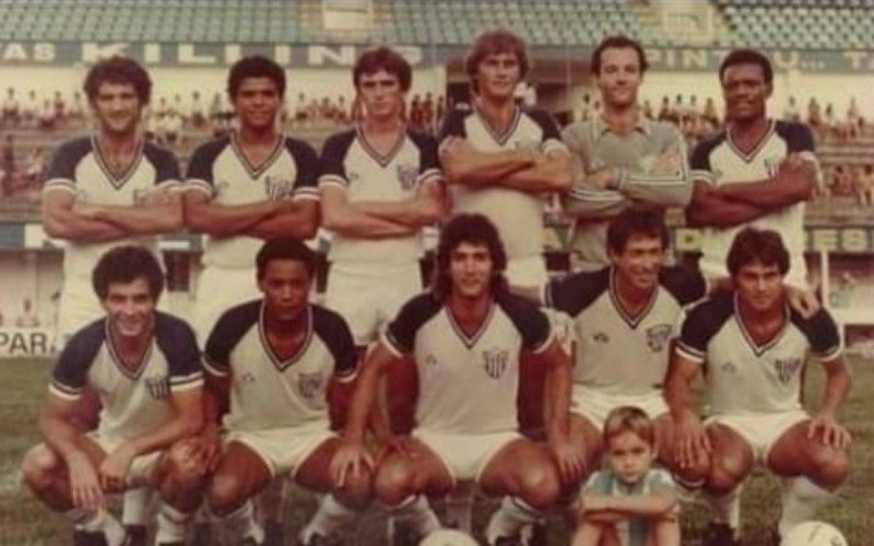 Ronaldo Henrique Becker é o quarto jogador em pé da esquerda à direita | abc+