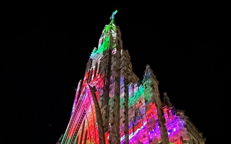 Mapping digital do Coletivo Bijari, no Canela Light Fest 