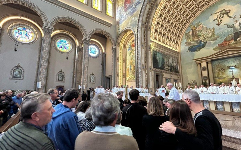 Sepultamento de Dom Zeno reúne milhares de fiéis na Catedral São Luiz Gonzaga