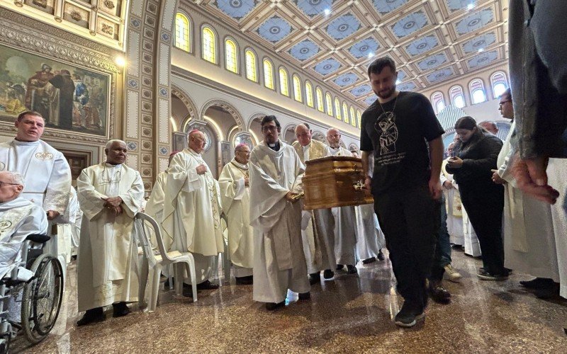 Sepultamento de Dom Zeno reúne milhares de fiéis na Catedral São Luiz Gonzaga