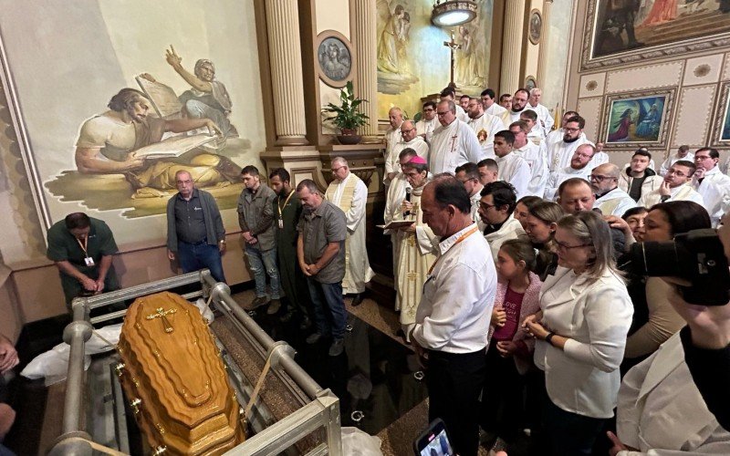 Sepultamento de Dom Zeno reúne milhares de fiéis na Catedral São Luiz Gonzaga