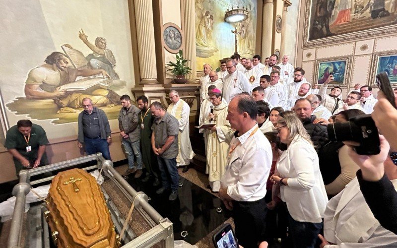 Sepultamento de Dom Zeno reúne milhares de fiéis na Catedral São Luiz Gonzaga