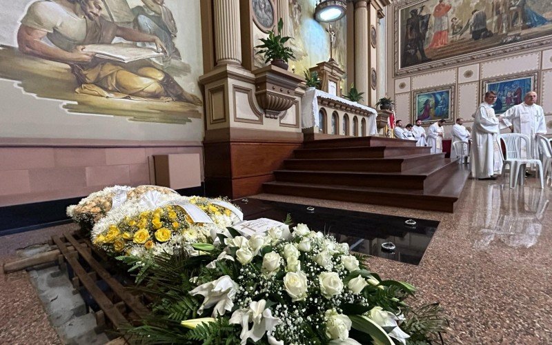 Sepultamento de Dom Zeno reúne milhares de fiéis na Catedral São Luiz Gonzaga