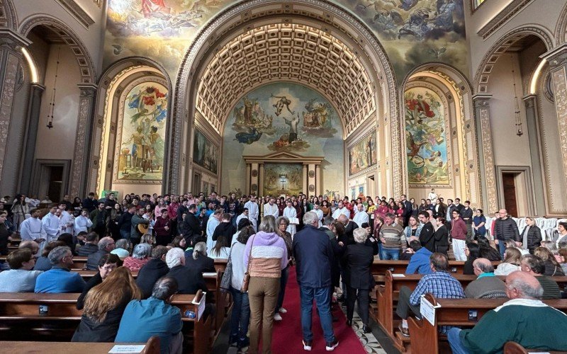 Sepultamento de Dom Zeno reúne milhares de fiéis na Catedral São Luiz Gonzaga