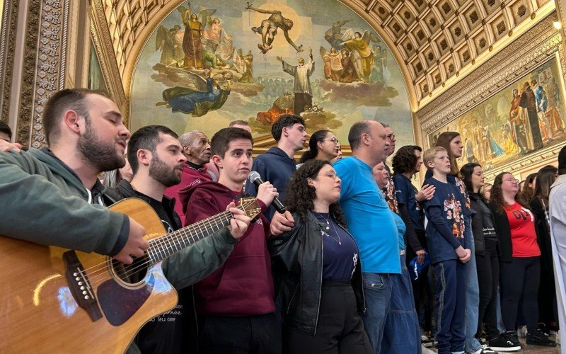 Sepultamento de Dom Zeno reúne milhares de fiéis na Catedral São Luiz Gonzaga