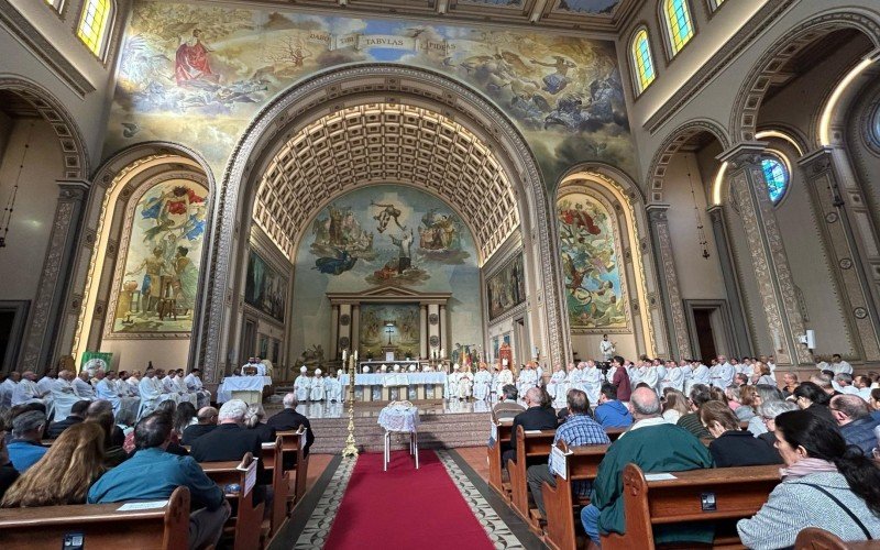 Sepultamento de Dom Zeno reúne milhares de fiéis na Catedral São Luiz Gonzaga