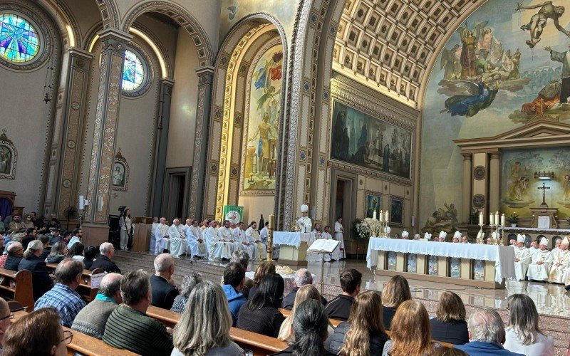 Sepultamento de Dom Zeno reúne milhares de fiéis na Catedral São Luiz Gonzaga