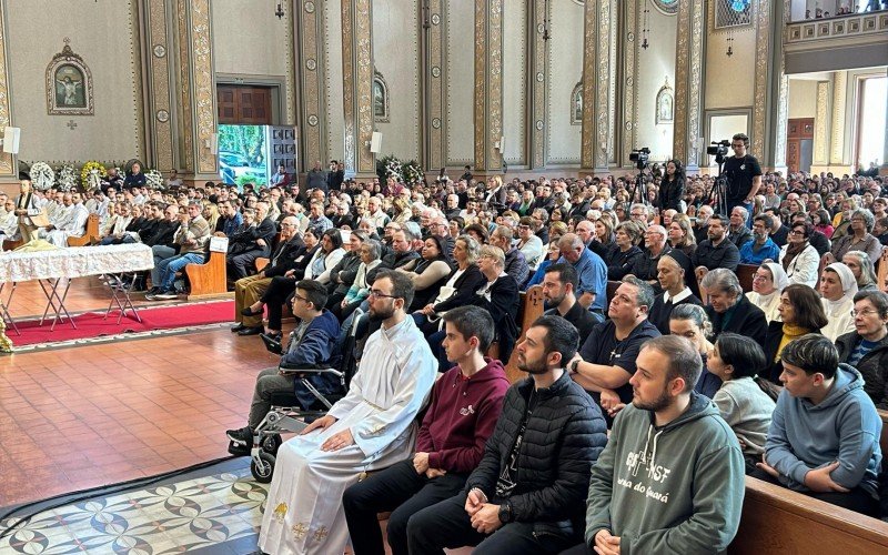 Sepultamento de Dom Zeno reúne milhares de fiéis na Catedral São Luiz Gonzaga