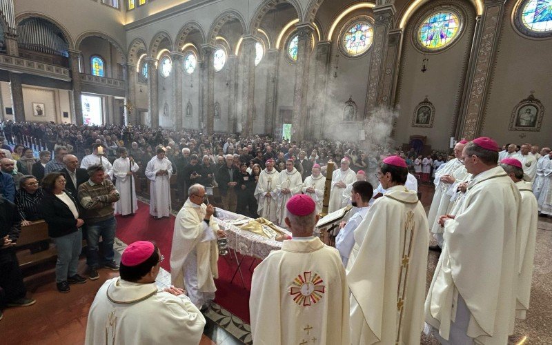 Sepultamento de Dom Zeno reúne milhares de fiéis na Catedral São Luiz Gonzaga