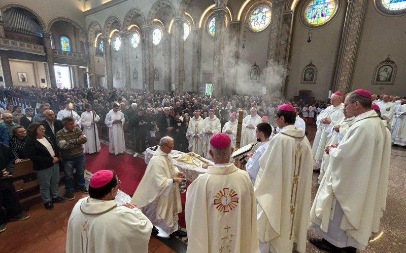 Sepultamento de Dom Zeno reúne milhares de fiéis na Catedral São Luiz Gonzaga