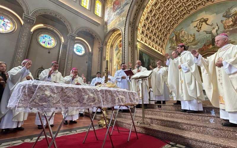 Sepultamento de Dom Zeno reúne milhares de fiéis na Catedral São Luiz Gonzaga