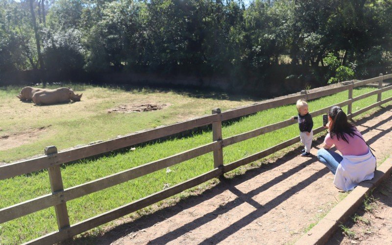 Visitação no Parque Zoológico de Sapucaia no dia 1º de maio - Gabriela tirando fotos da filha Manuela