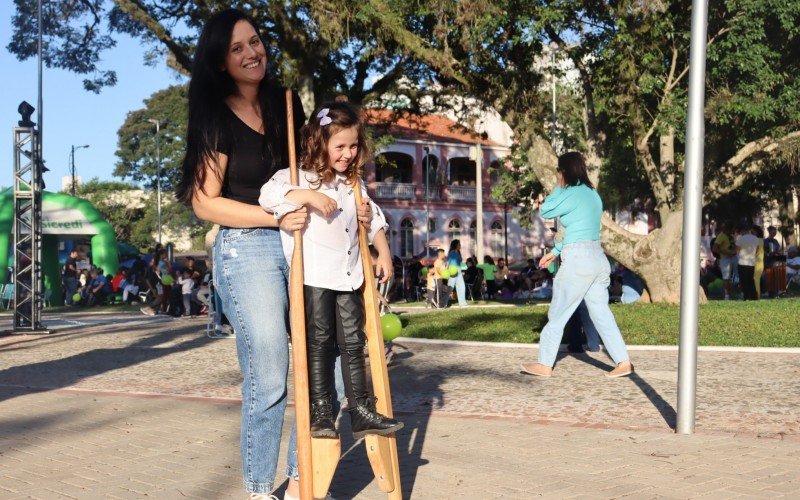 Sesc promove Brique São Léo na Praça do Imigrante - Kelly com a filha Lavínia