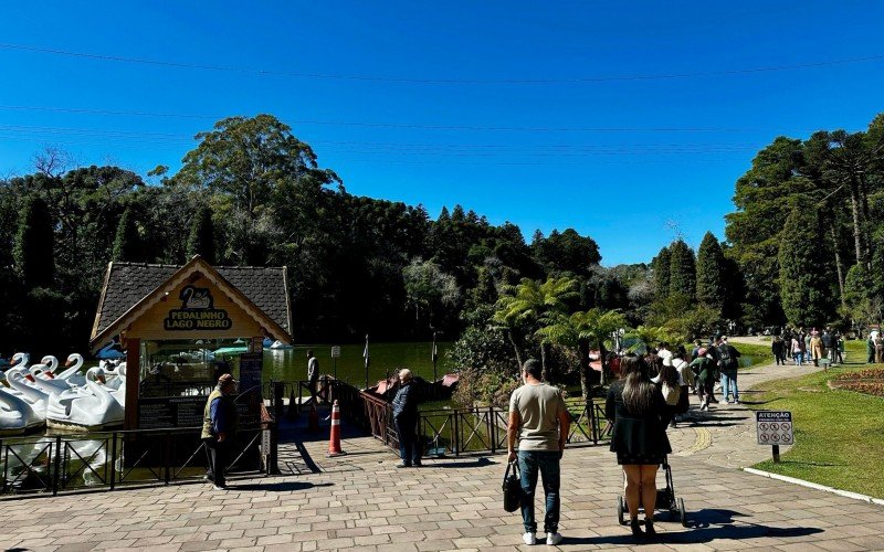 Movimentação turística no feriado de Dia do Trabalhador, no Lago Negro, em Gramado