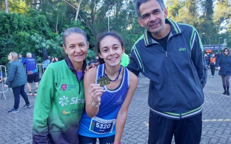 Corrida do Sesi celebra saúde e dia do trabalho no I Fashion: A estudante do 1º ano do Ensino Médio do Instituto Branco de São Leopoldo, Juliene de Lima Nery, com os pais, o vendedor de roupas Juliano Nery, 49, e a secretária Claudete Conceição de Lima, 51. | abc+