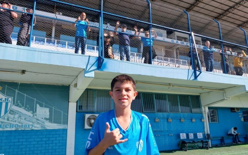 ECNH comemora 114 anos com jogos da base anilada, sócios e convidados. O atleta Luiz Gustavo Jacobus, 11 anos, teve os pais e avós na torcida | abc+