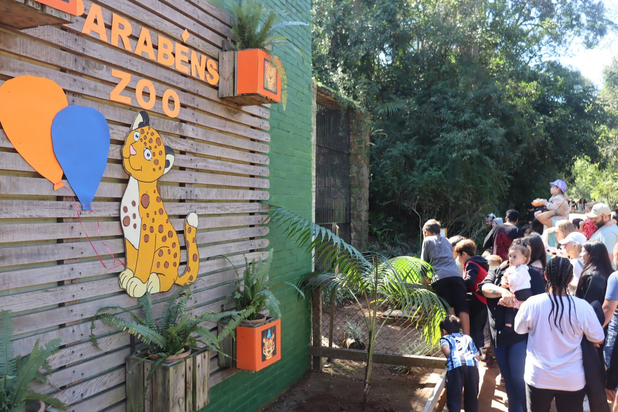Zoo festeja 63 anos e recebe cerca de 10 mil visitantes em dia de ingresso solidário