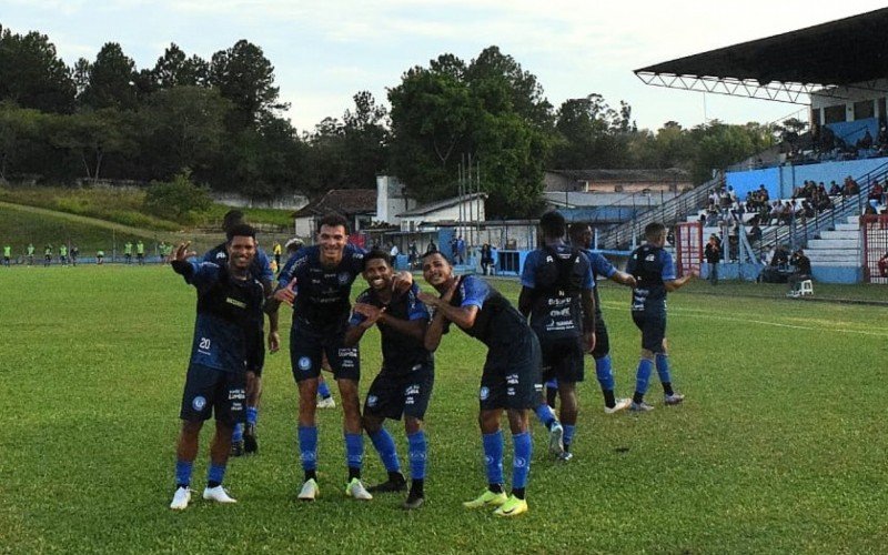 Jogadores do Aimoré comemoram o gol da vitória sobre o Lajeadense | abc+