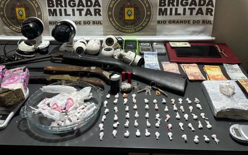 Espingardas, dinheiro e drogas foram apreendidos em Canela