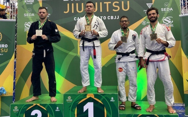 Gabriel Horn (de óculos) na terceira posição no Campeonato Brasileiro de Jiu-Jitsu | abc+