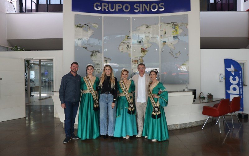 Presidente da Adec, Isnei Altenhofen, 1ª princesa, Letícia Maria Berwian, gerente comercial, Larissa Schneider, rainha, Emily Alice Ritter, prefeito de Três Coroas, Fabiel Port e 2ª princesa, Ana Carolina Severo Vetromille. | abc+