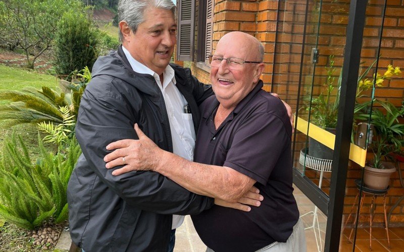 Prefeito conversou com o morador Leopoldo, que agradeceu pela obra