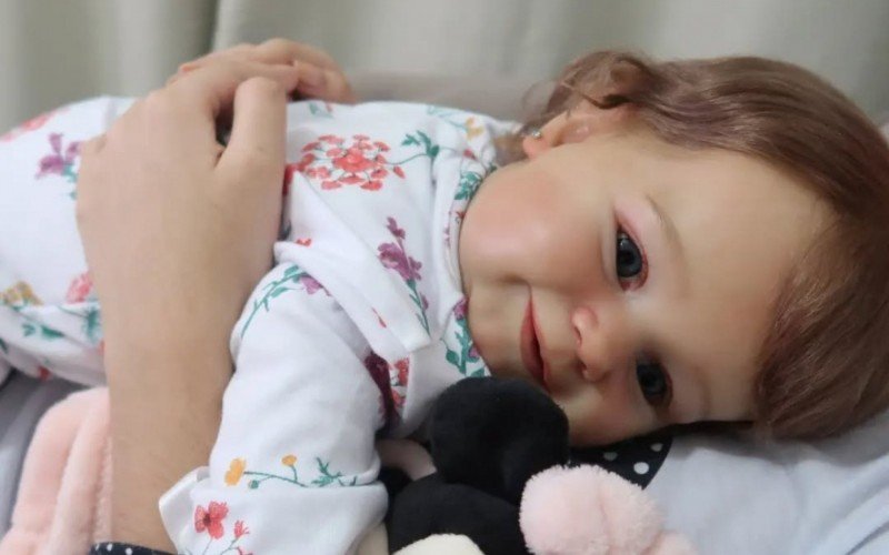 Ana Júlia é uma das influenciadoras que compartilha os bebês reborn e rotina que leva com eles nas redes sociais  | abc+