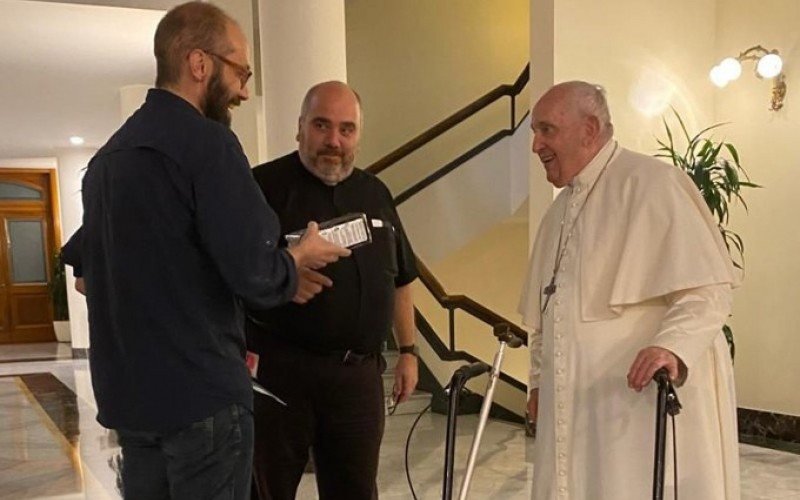 Daniel Scola esteve no Vaticano em 2023 ao lado do papa Francisco e do padre gaúcho Antônio Hoffmeister | abc+
