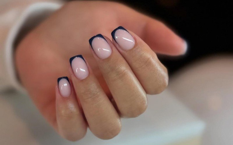 Inspira&ccedil;&atilde;o de unha com francesinha azul-marinho
