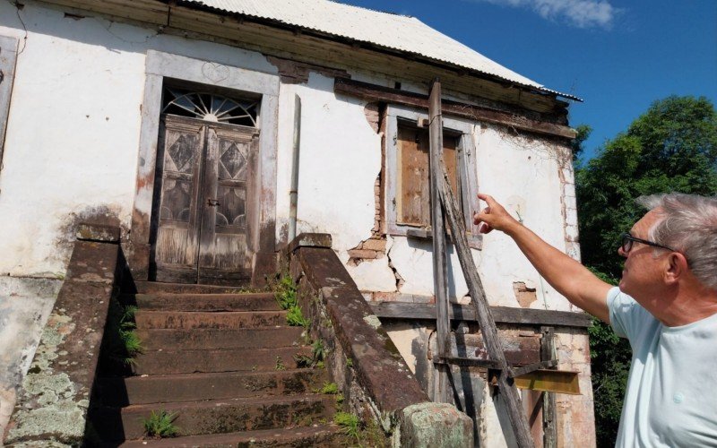 OBRA DE RESTAURO NO MOINHO COLLET DE DOIS IRMÃOS:  aposentado Erno Schmitz, 79 anos, mora em frente ao prédio do Moinho Collet, construído em 1854, junto ao Arroio Feitoria e a estrada em direção à São Leopoldo, em Dois Irmãos. | abc+