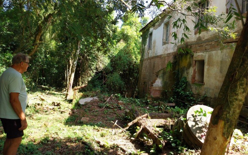 OBRA DE RESTAURO NO MOINHO COLLET DE DOIS IRMÃOS:  aposentado Erno Schmitz, 79 anos, mora em frente ao prédio do Moinho Collet, construído em 1854, junto ao Arroio Feitoria e a estrada em direção à São Leopoldo, em Dois Irmãos. | abc+