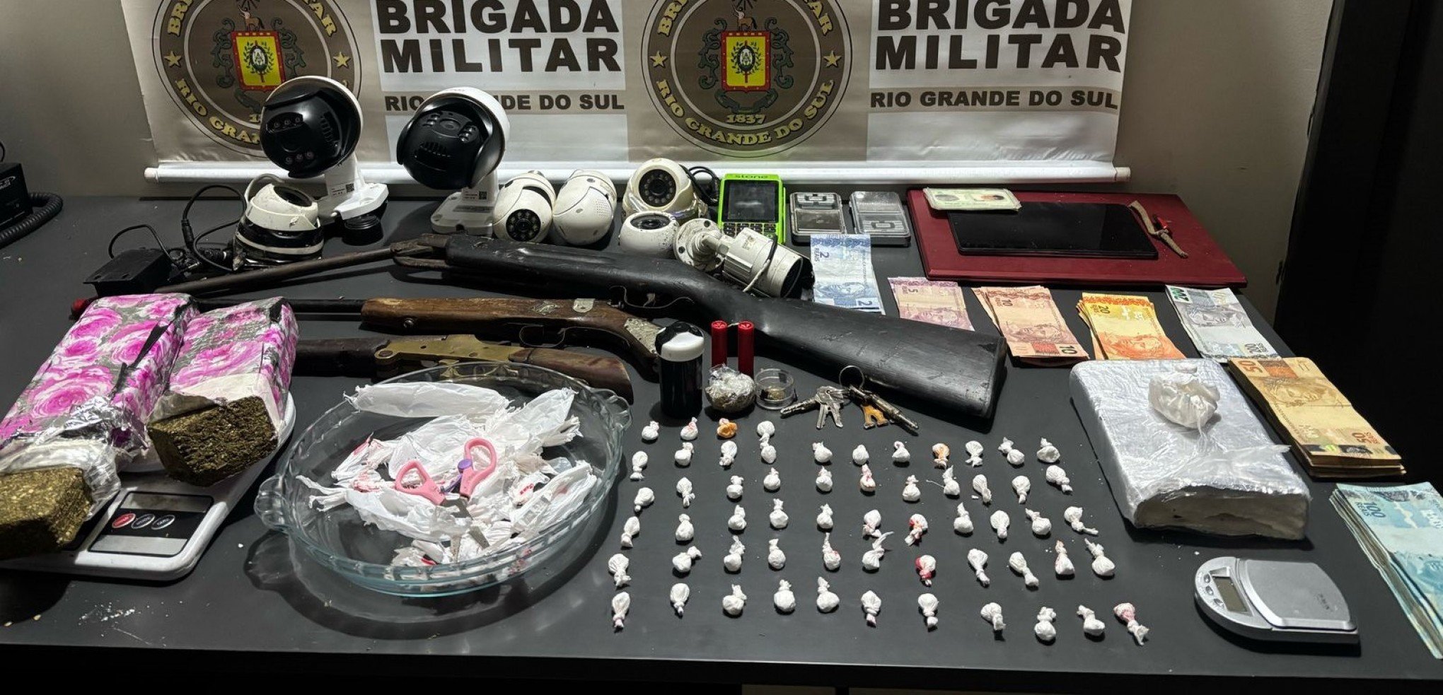 Armas, dinheiro e drogas: cinco são presos na Serra pela Brigada Militar; entenda