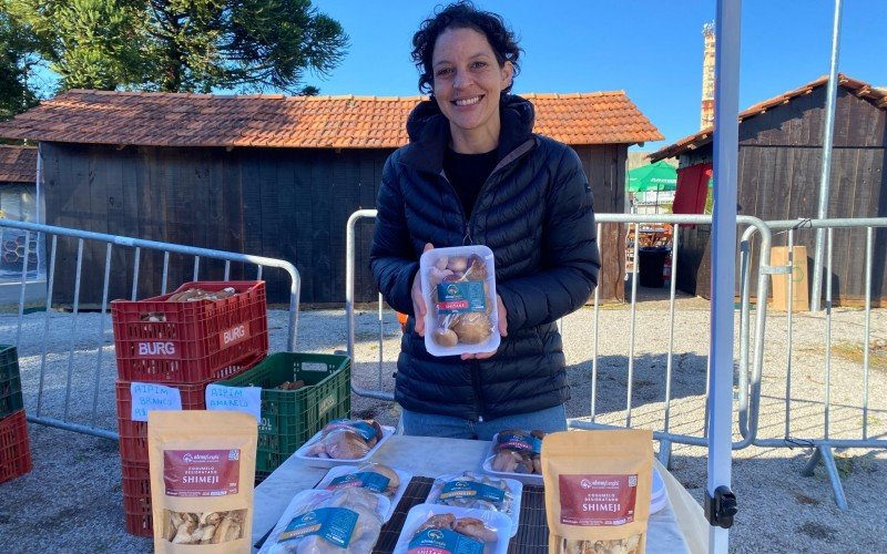 Carol Candiago comercializa cogumelos na Feira do Produtor Rural 