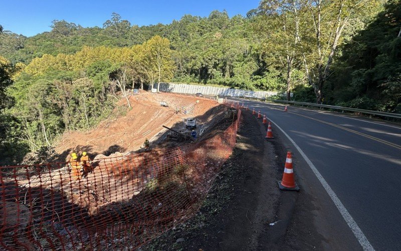 Obras para a recomposição da encosta às margens da BR-116 chamam a atenção pela mudança paisagística no trecho  | abc+