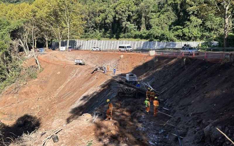 Obras para a recomposição da encosta às margens da BR-116 chamam a atenção pela mudança paisagística no trecho 