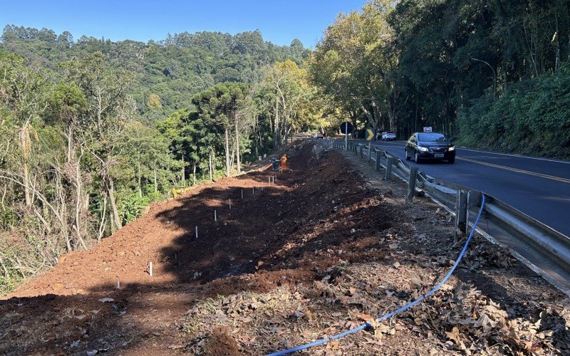 Obras para a recomposição da encosta às margens da BR-116 chamam a atenção pela mudança paisagística no trecho 