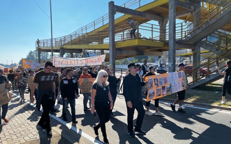 Moradores caminharam pela BR-116 e seguiram até a Rua Coberta, no Centro 