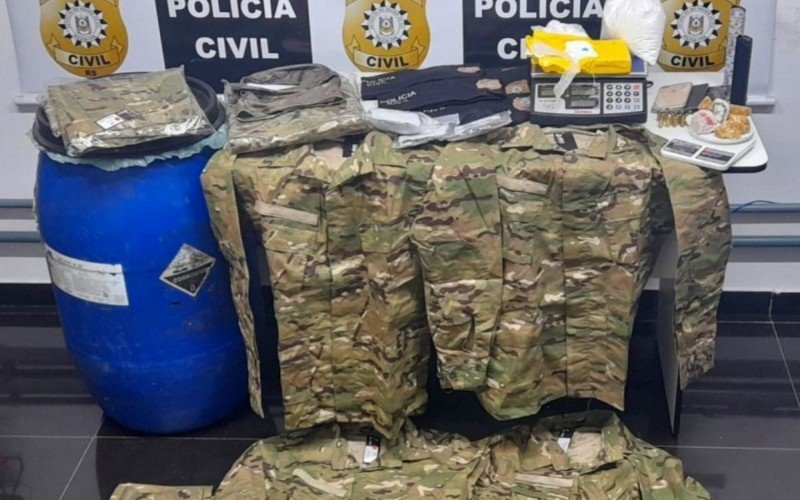Depósito com drogas, armas e uniformes falsos da Polícia Civil é descoberto em Novo Hamburgo | abc+