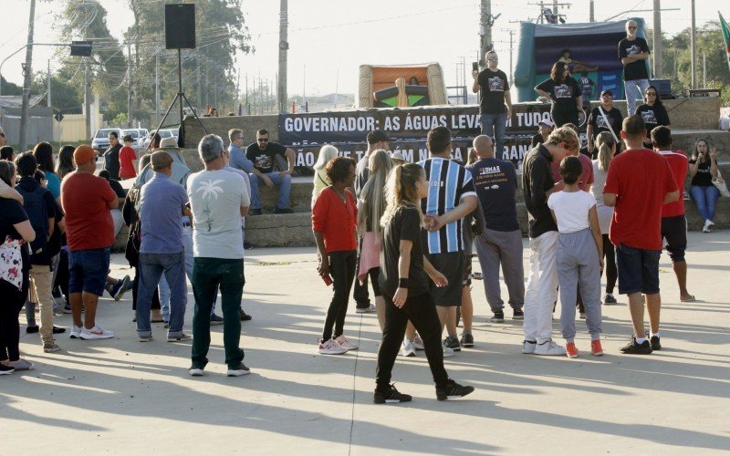 Comunidade também se reuniu na Avenida Eng. Irineu Carvalho Braga, no bairro Fátima, na frente da Emef Paulo VI